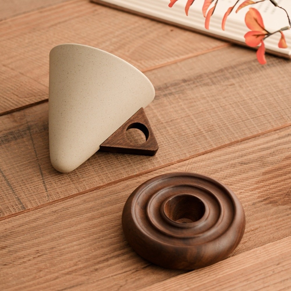 Coffee Tea Stand - Grobe Keramik-Dreieckstasse im Retro-Stil mit Holzsockel,
