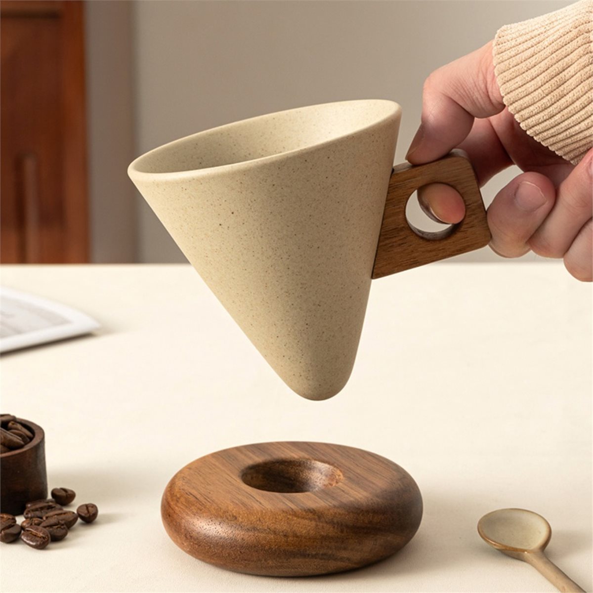Keramik-Kaffeetasse & Holzlöff – Coffee & Tea Restaurant Bewertung und Preis