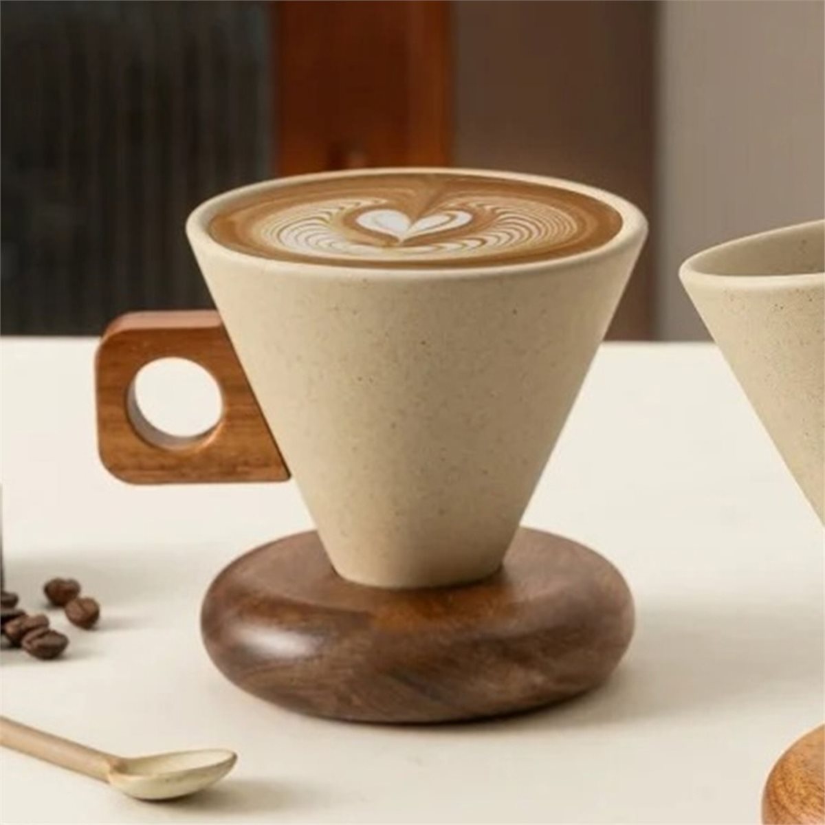 Keramik-Kaffeetasse & Holzlöff – Coffee & Tea Restaurant Bewertung und Preis