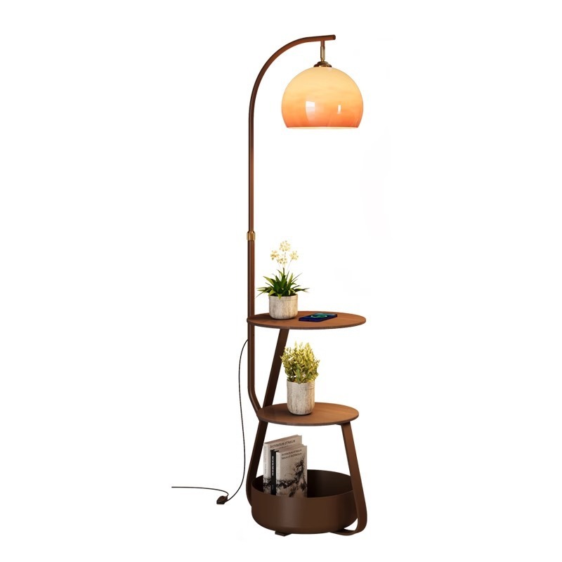 Stehlampe, antiker Nachttisch  – Coffee & Tea Restaurant Bewertung und Preis