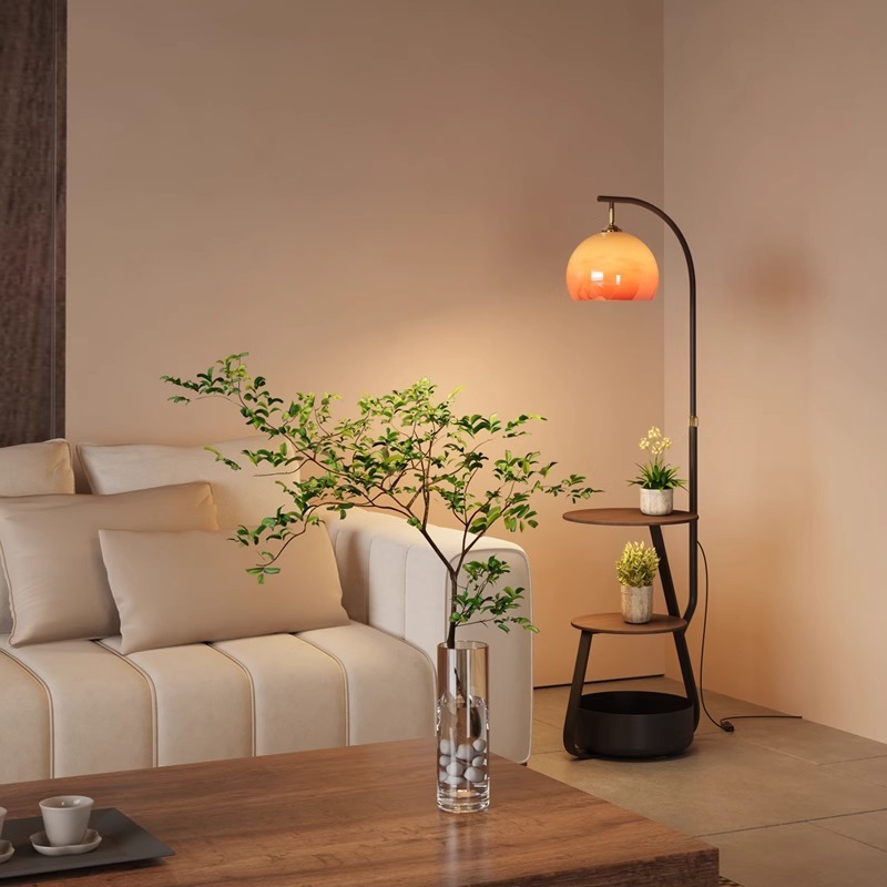 Stehlampe, antiker Nachttisch  – Coffee & Tea Restaurant Bewertung und Preis