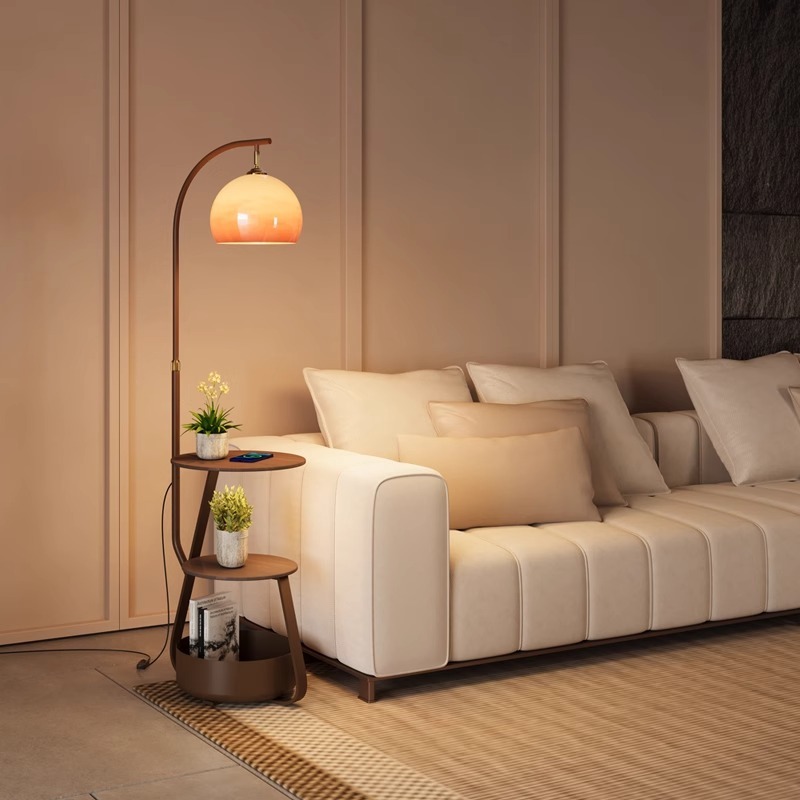 Stehlampe, antiker Nachttisch  – Coffee & Tea Restaurant Bewertung und Preis